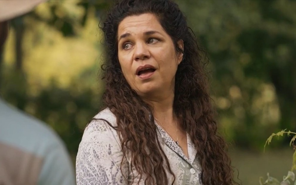 Isabel Teixeira caracterizada como Maria Bruaca: atriz tem os cabelos castanhos soltos e ostenta uma expressão surpresa --a testa franzida, a boca aberta-- em cena de Pantanal