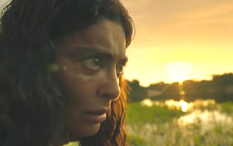 Juliana Paes em cena de Pantanal: atriz está em close e olha com atenção para alguém fora do quadro