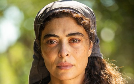 Juliana Paes caracterizada como Maria Marruá em Pantanal: em close, atriz está com o rosto queimado de sol, cabelo longos, ondulados e com lenço na cabeça