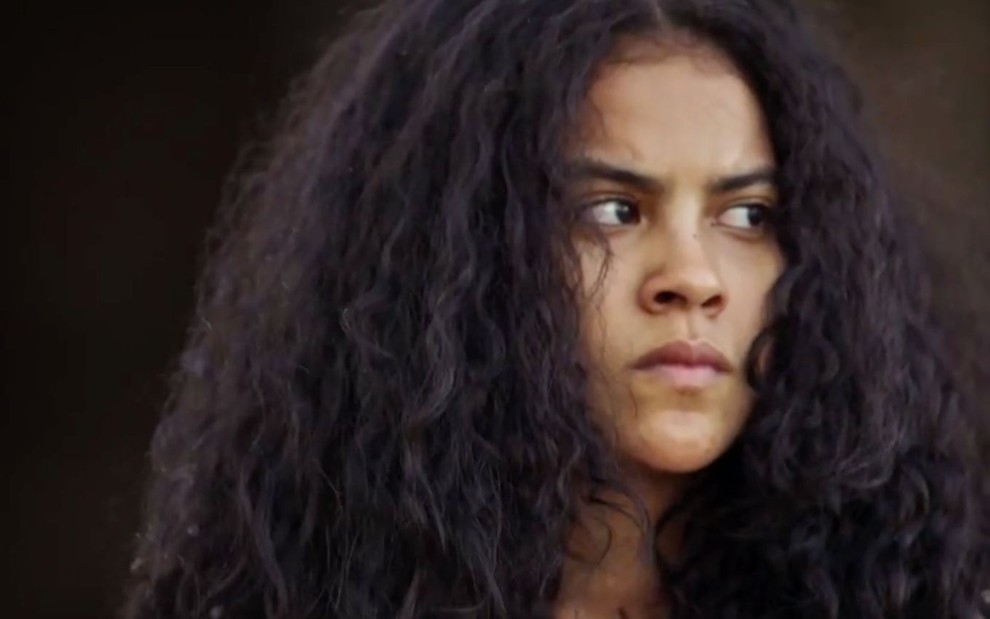 Bella Campos em cena de Pantanal: atriz está em close e está com os cabelos soltos
