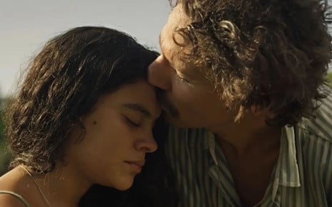 Tibério (Guito) beija a testa de Muda (Bella Campos) em cena de Pantanal, novela das nove da Globo