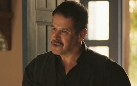 O ator Murilo Benício caracterizado como Tenório com expressão de raiva em Pantanal