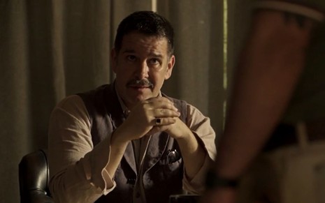 Tenório (Murilo Benício)  está sentado em escritório em cena de Pantanal, novela das nove da Globo