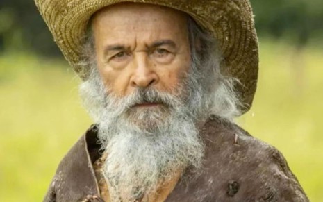 O ator Osmar Prado caracterizado como o Velho do Rio em cena de Pantanal