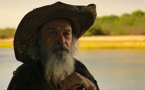Osmar Prado grava cena com expressão séria, como Velho do Rio em Pantanal