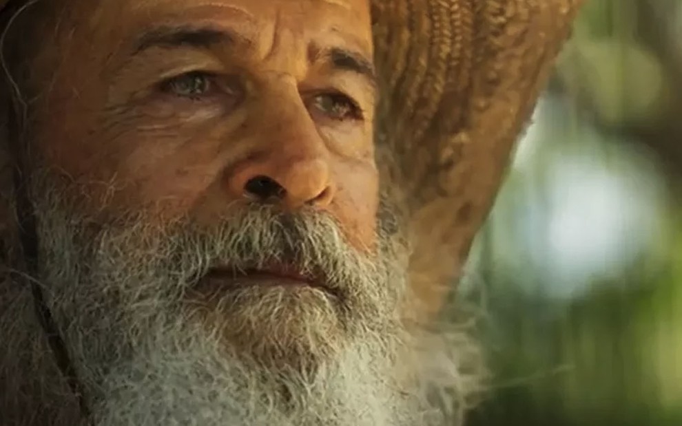 O ator Osmar Prado, em um close no rosto, como o Velho do Rio em cena de Pantanal