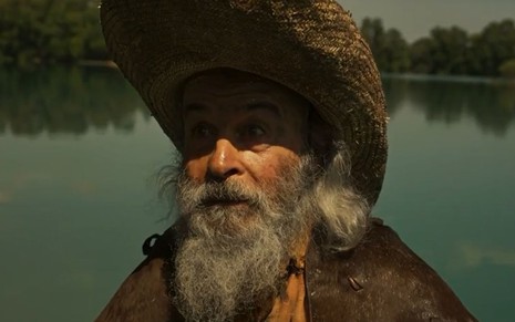 Velho do Rio (Osmar Prado) está á beira de rio em cena de Pantanal, novela das nove da Globo