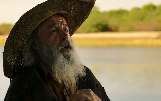 Velho do Rio (Osmar Prado) está á beira de rio em cena de Pantanal, novela das nove da Globo