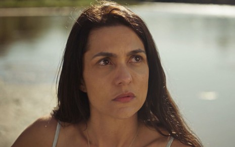 Paula Barbosa grava cena com expressão séria, como Zefa em Pantanal