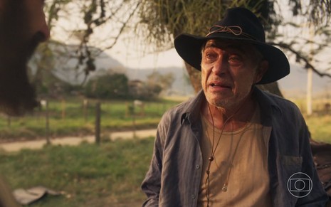 O ator Paulo Gorgulho, caracterizado como Ceci, grava cena de Pantanal com os olhos cheios de lágrimas