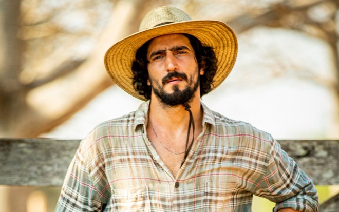 Renato Góes com expressão séria em foto de divulgação da novela Pantanal, da Globo