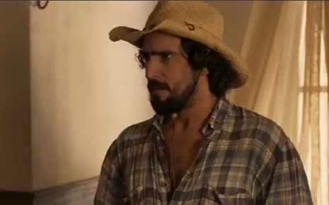 José Leôncio (Renato Góes) tem expressão de raiva em cena de Pantanal, novela das nove da Globo