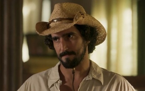 José Leôncio (Renato Góes) usa chapéu em cena de Pantanal, novela das nove da Globo