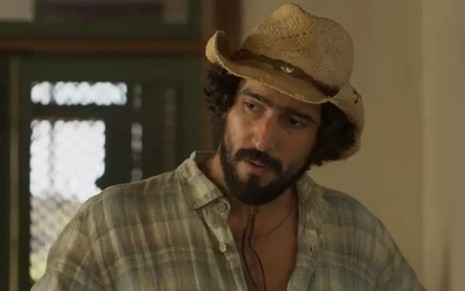 José Leôncio (Renato Góes) aparenta estar pensativo em cena de Pantanal, novela das nove da Globo