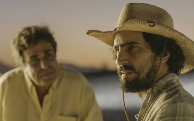 José Leôncio (Renato Góes) em cena com Reginaldo (Orã Figueiredo) na novela Pantanal