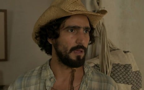 Renato Góes está caracterizado como o peão José Leôncio em cena de Pantanal, novela das nove da Globo