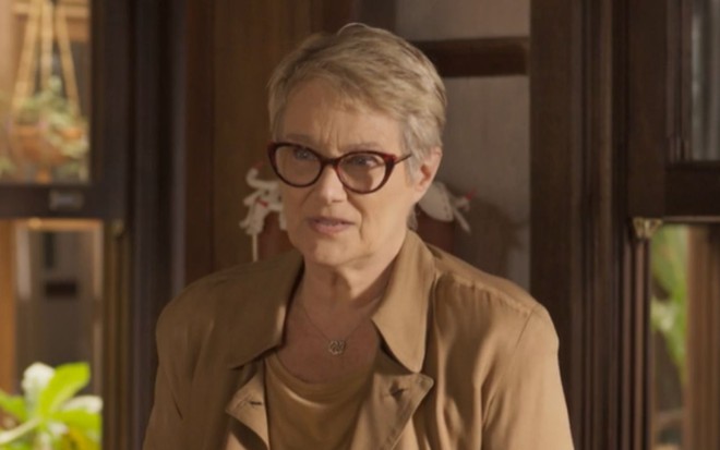 Selma Egrei grava cena com expressão tensa, como Mariana em Pantanal, novela das nove da Globo