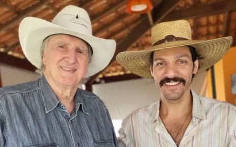 Sergio Reis e Guito sorriem para a câmera nos bastidores de Pantanal