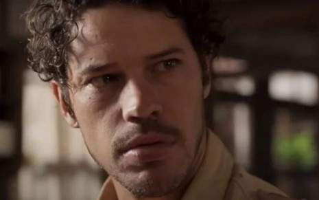 O ator José Loreto está em close caracterizado como Tadeu em cena da novela Pantanal, da Globo