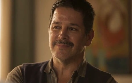 Murilo Benício, caracterizado como Tenório, dá um sorriso sacana em cena de Pantanal