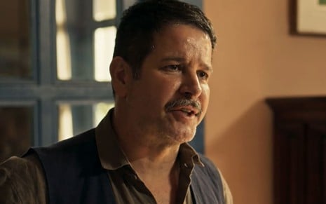 Murilo Benício, caracterizado como Tenório, tem a expressão amarga em cena de Pantanal