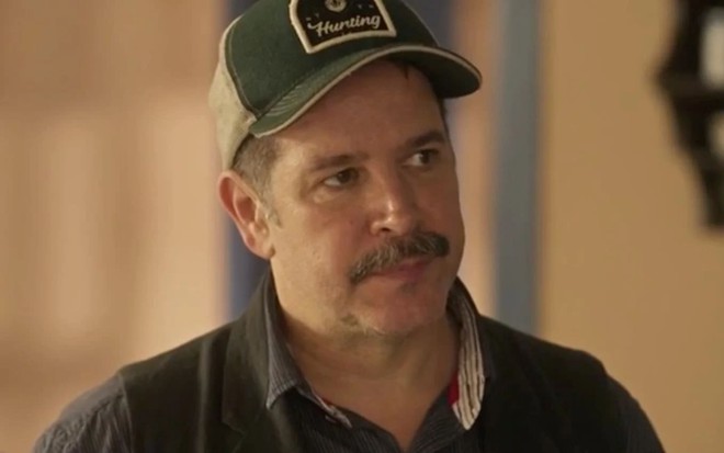 Murilo Benício, caracterizado como Tenório, tem a expressão furiosa em cena de Pantanal