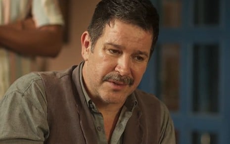 Murilo Benício caracterizado como Tenório em Pantanal: ator tem o cabelo bem aparado e ostenta um longo bigode. O semblante está tristonho em cena de Pantanal