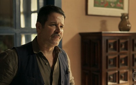 O ator Murilo Benício faz cara de sonso em cena da novela Pantanal, da Globo