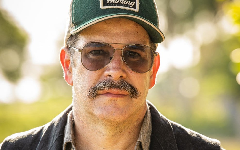 O ator Murilo Benício usa boné, óculos e posa em locação no Mato Grosso do Sul que é cenário da novela Pantanal