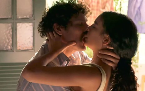Tibério (Guito) e Muda (Bella Campos) se beijam ardentemente em cena de Pantanal