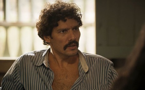 Guito está caracterizado como Tibério em cena de Pantanal, novela das nove da Globo