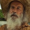 Osmar Prado tem a barba longa e a expressão pensativa em cena de Pantanal