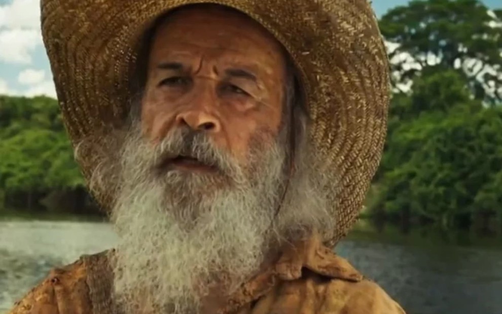Osmar Prado, como seu personagem em Pantanal, está com a expressão de surpresa