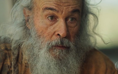 O ator Osmar Prado está em close em cena de Pantanal como seu personagem místico, o Velho do Rio