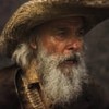 Osmar Prado caracterizado como Velho do Rio. Ele usa o cabelo e a barba longas e veste chapéu de palha e casaco de couro. A expressão está perturbada em Pantanal