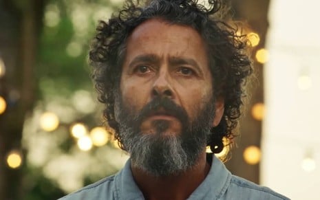 Marcos Palmeira, caracterizado como José Leôncio, tem a expressão esperançosa em cena de Pantanal