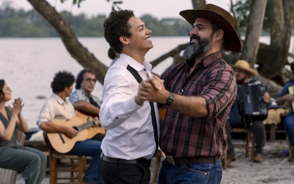 Zaquieu (Silvero Pereira) e Alcides (Juliano Cazarré) dançaram no final da novela Pantanal