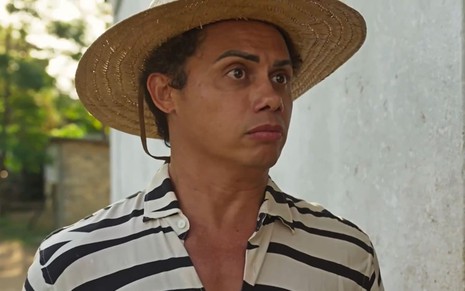 Silvero Pereira caracterizado como Zaquieu; ator tem os olhos arregalados e a boca apertada em cena de Pantanal