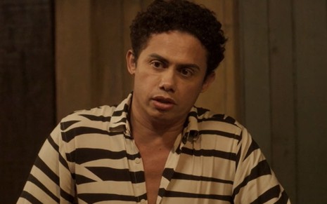 Silvero Pereira caracterizado como Zaquieu; ator tem a expressão séria em cena de Pantanal