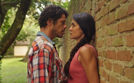 Paula Barbosa e José Loreto gravam cena como Zefa e Tadeu em Pantanal