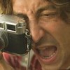 Jesuita Barbosa segura máquina fotográfica e berra durante gravação de cena de Pantanal, novela das nove da Globo