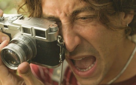 Jesuita Barbosa segura máquina fotográfica e berra durante gravação de cena de Pantanal, novela das nove da Globo
