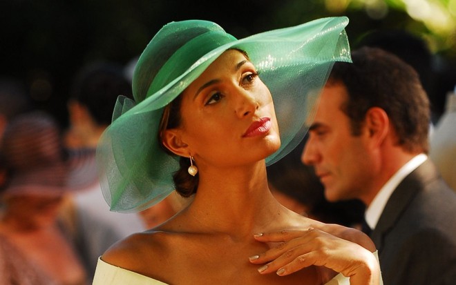 Camila Pitanga como Bebel em Paraíso Tropical: atriz está com vestido verde e chapéu de festa na mesma cor