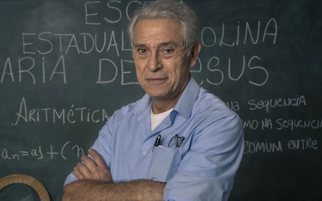 Paulo Gorgulho diante de uma lousa em uma sala de aula em foto de divulgação da série Segunda Chamada