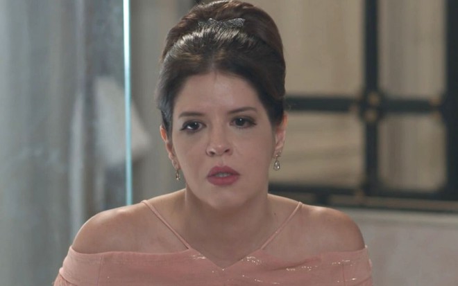 A atriz Mariana Santos como a personagem Maria Pia triste em cena de Pega Pega, novela das sete da Globo