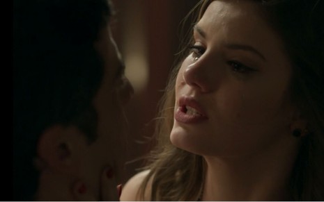 Luiza (Camila Queiroz) chora ao conversar com Eric (Mateus Solano) na suíte do casal do Carioca Palace, em cena de Pega Pega