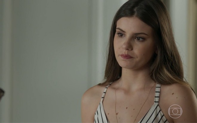 Camila Queiroz grava cena com expressão séria e tensa, como Luiza em Pega Pega, da Globo