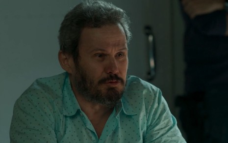 Edmilson Barros grava cena com expressão apreensiva, como Aníbal em Pega Pega, da Globo
