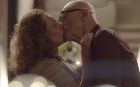 Elizabeth Savala e Marcos Caruso se beijam em cena de Pega Pega
