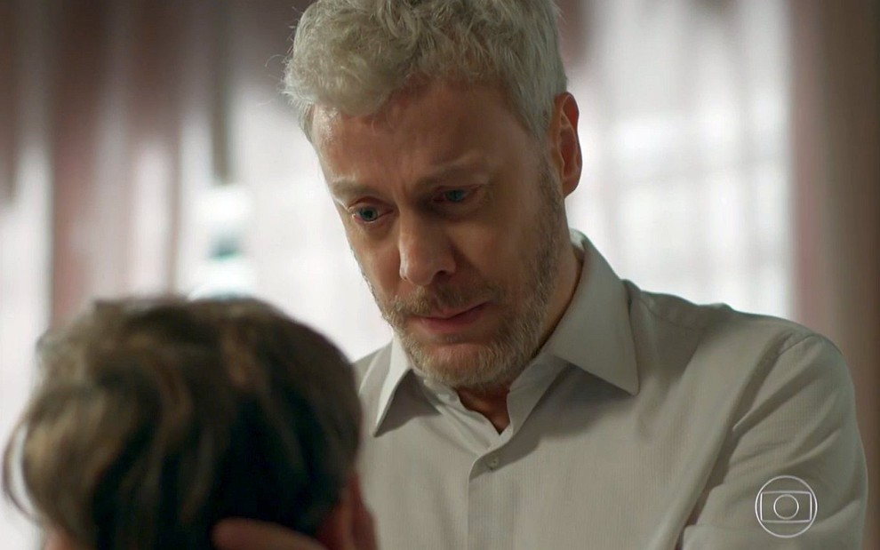 Douglas (Guilherme Weber) chora diante do filho